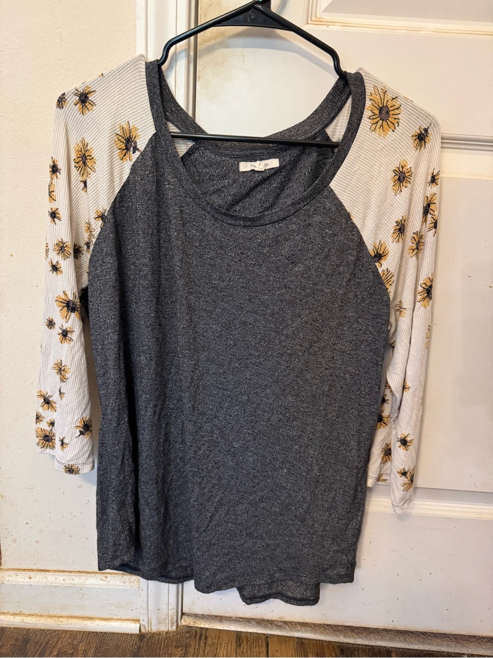 Maurices Size Large Gray Floral Raglan 3/4 Sleeve Top